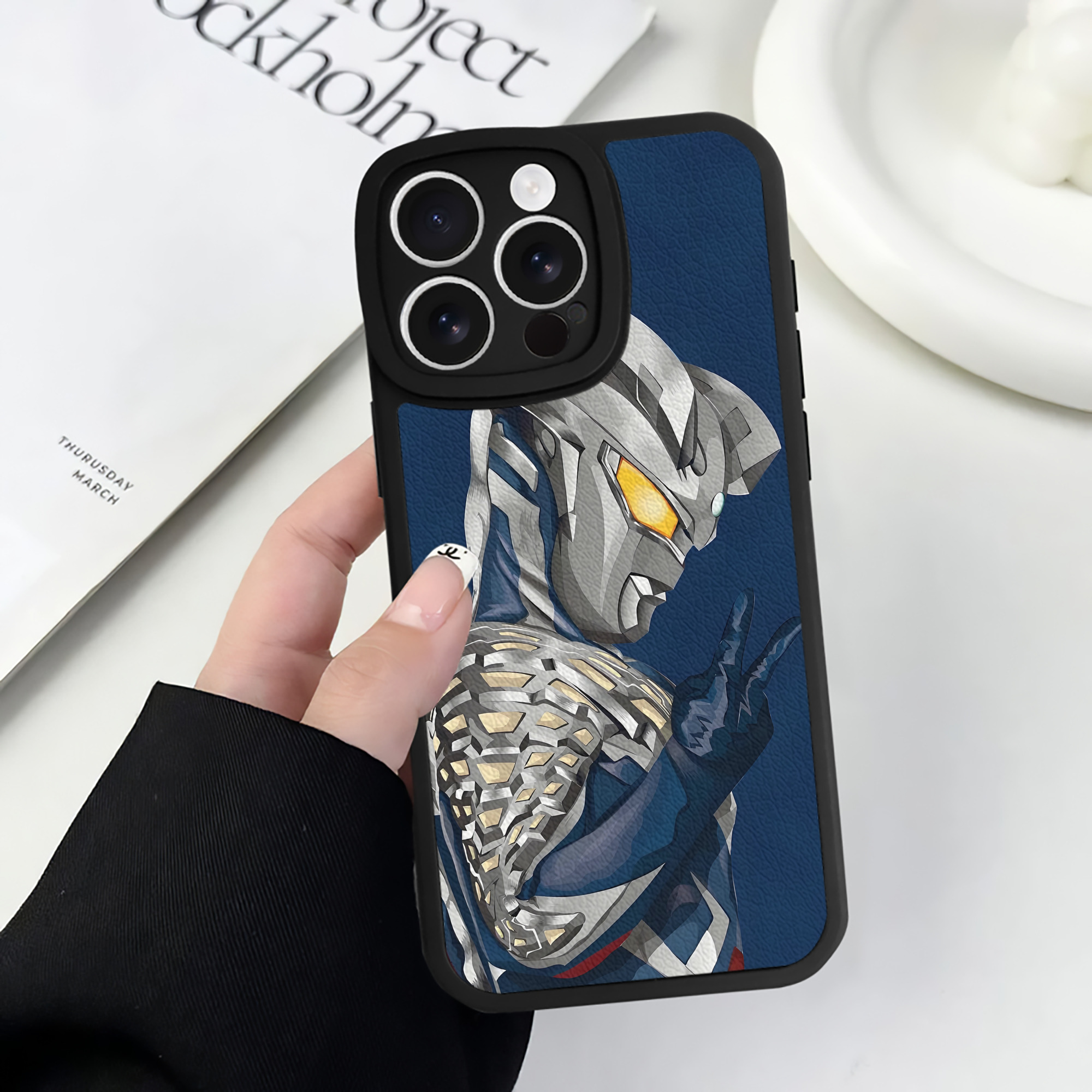 （画像用） ウルトラマン Ultraman 【iPhone 16シリーズ対応】シリコンスマホケース（レザー調） 材質：シリコン